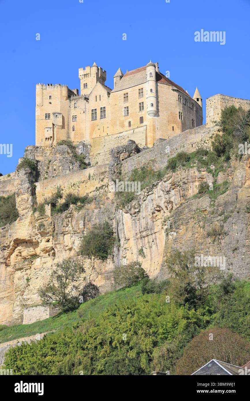 The medieval fortified castle of Beynac in the Dordogne River Valley in the Périgord Noir in southwestern France. Architecture, Middle Ages, Countrysi Stock Photo
