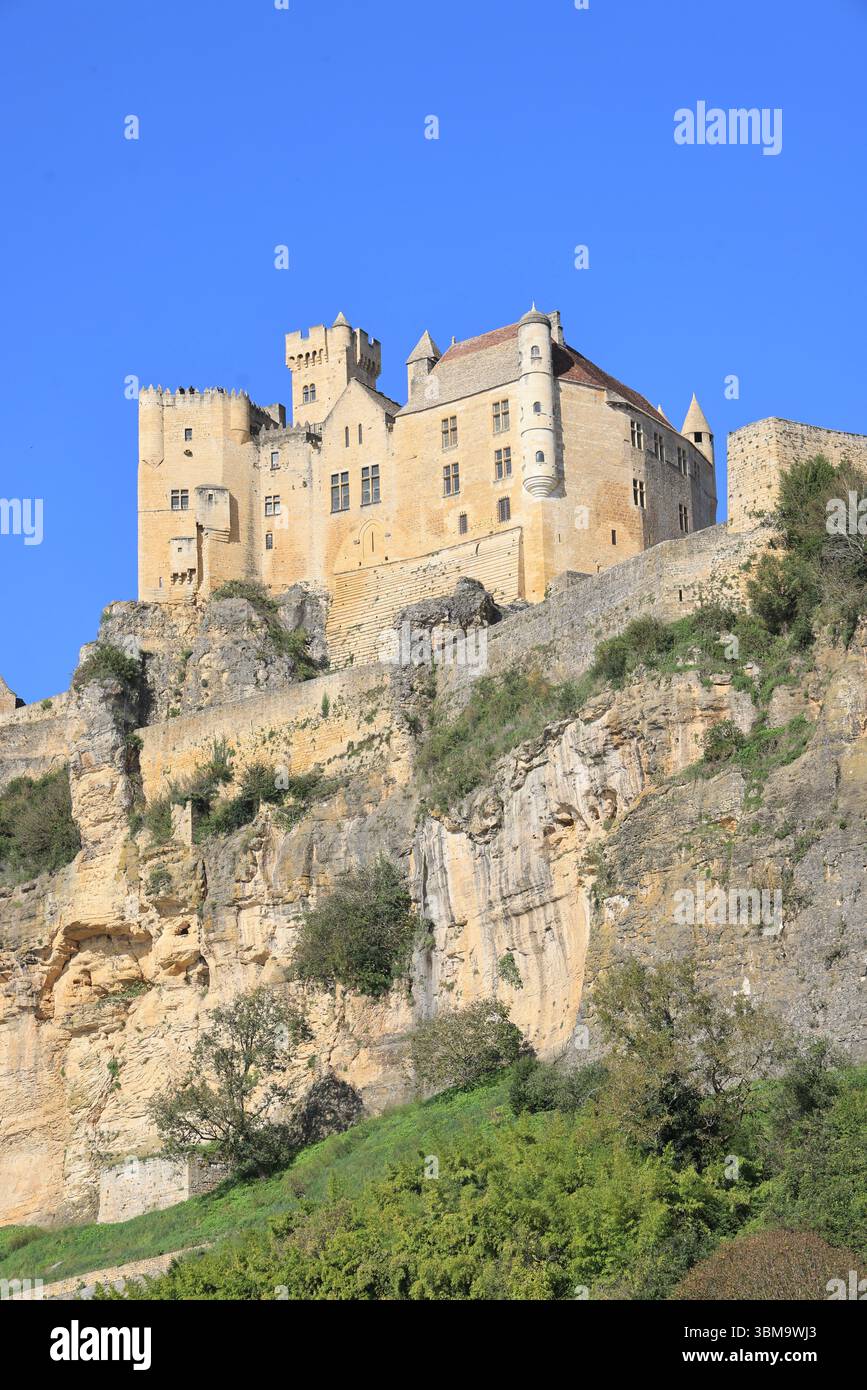 The medieval fortified castle of Beynac in the Dordogne River Valley in the Périgord Noir in southwestern France. Architecture, Middle Ages, Countrysi Stock Photo