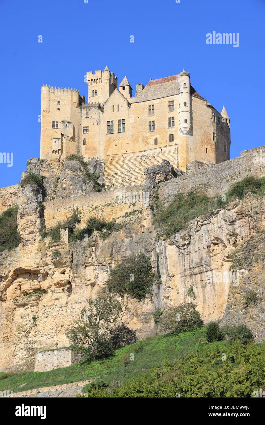 The medieval fortified castle of Beynac in the Dordogne River Valley in the Périgord Noir in southwestern France. Architecture, Middle Ages, Countrysi Stock Photo