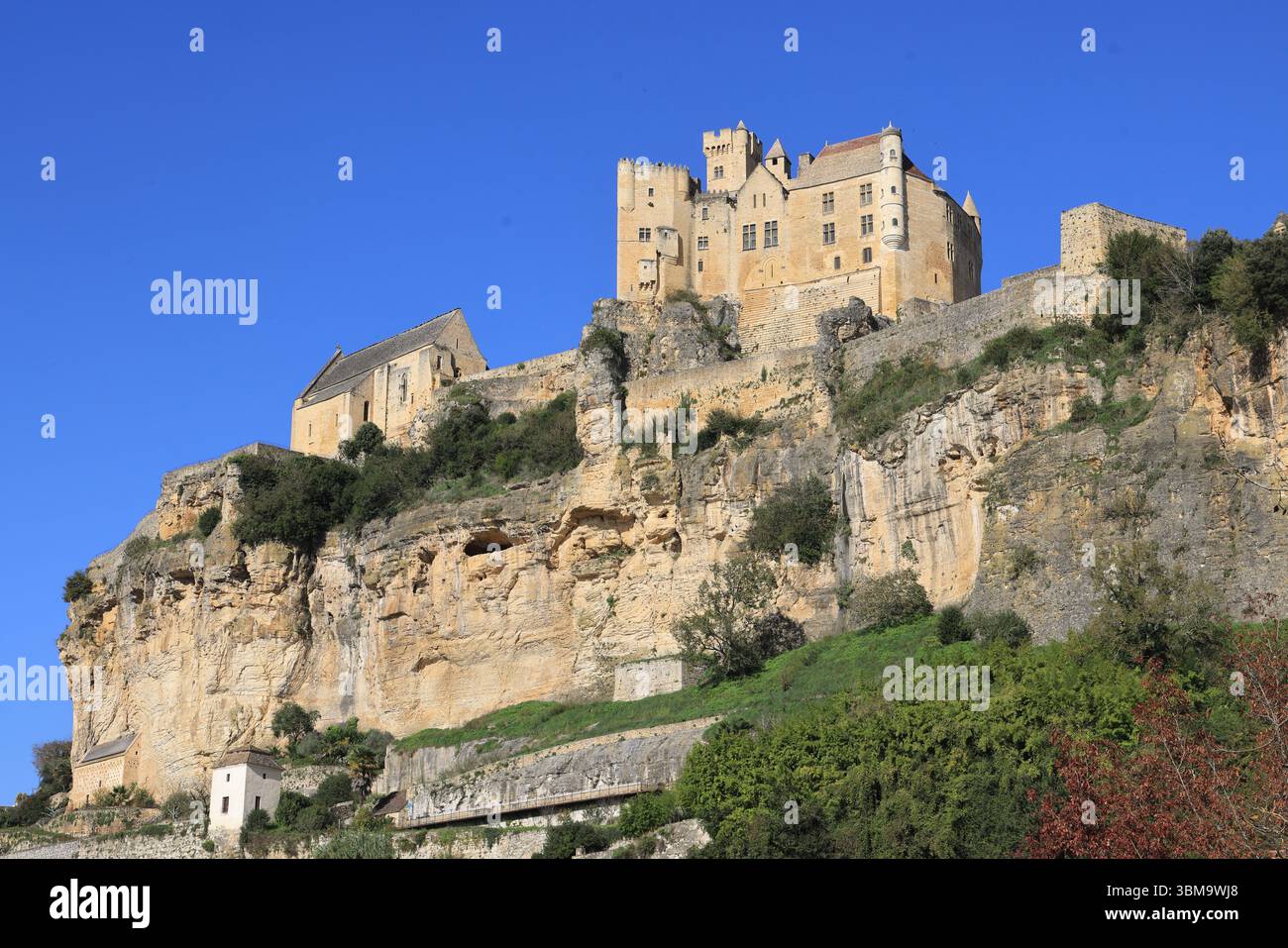 The medieval fortified castle of Beynac in the Dordogne River Valley in the Périgord Noir in southwestern France. Architecture, Middle Ages, Countrysi Stock Photo