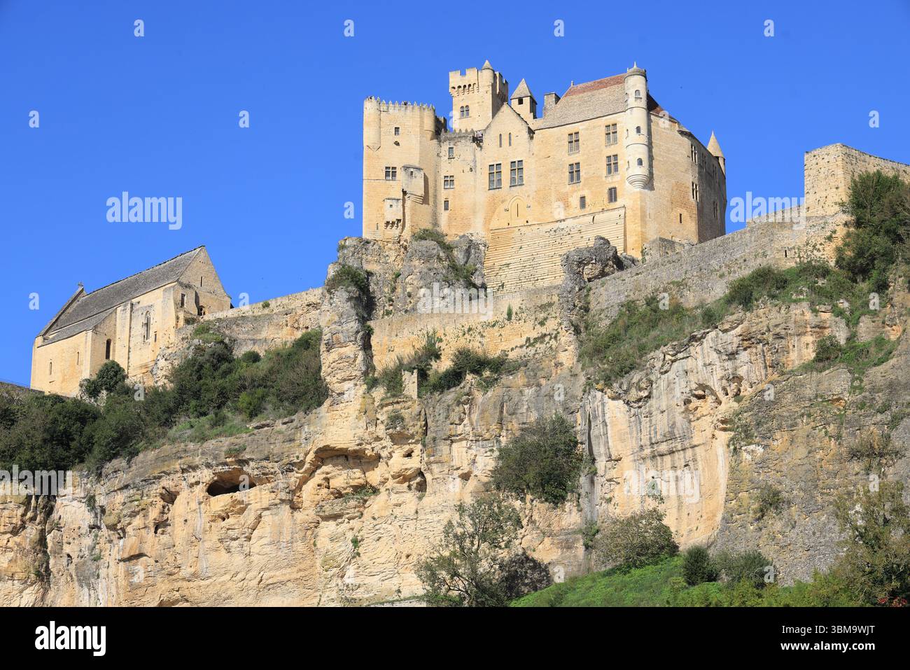 The medieval fortified castle of Beynac in the Dordogne River Valley in the Périgord Noir in southwestern France. Architecture, Middle Ages, Countrysi Stock Photo