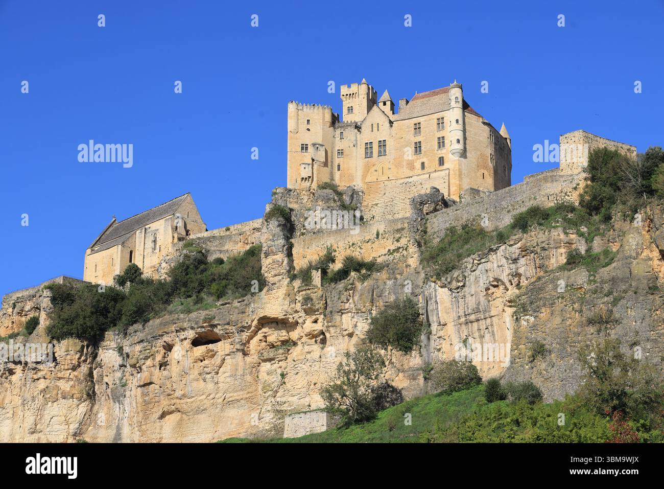 The medieval fortified castle of Beynac in the Dordogne River Valley in the Périgord Noir in southwestern France. Architecture, Middle Ages, Countrysi Stock Photo