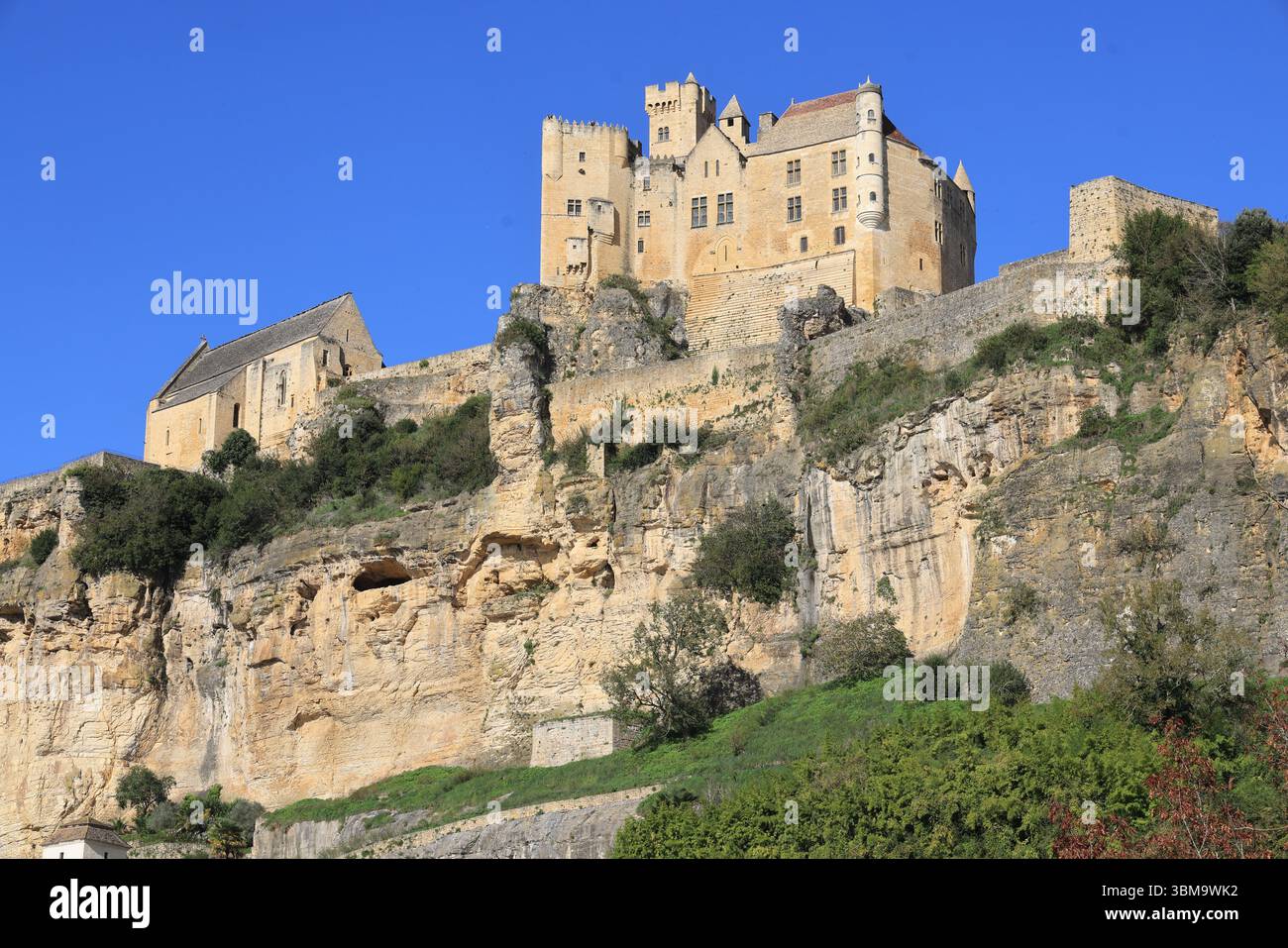 The medieval fortified castle of Beynac in the Dordogne River Valley in the Périgord Noir in southwestern France. Architecture, Middle Ages, Countrysi Stock Photo
