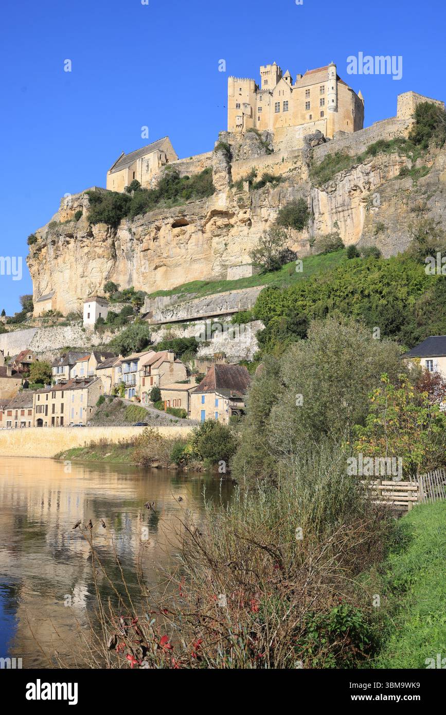 The medieval fortified castle of Beynac in the Dordogne River Valley in the Périgord Noir in southwestern France. Architecture, Middle Ages, Countrysi Stock Photo