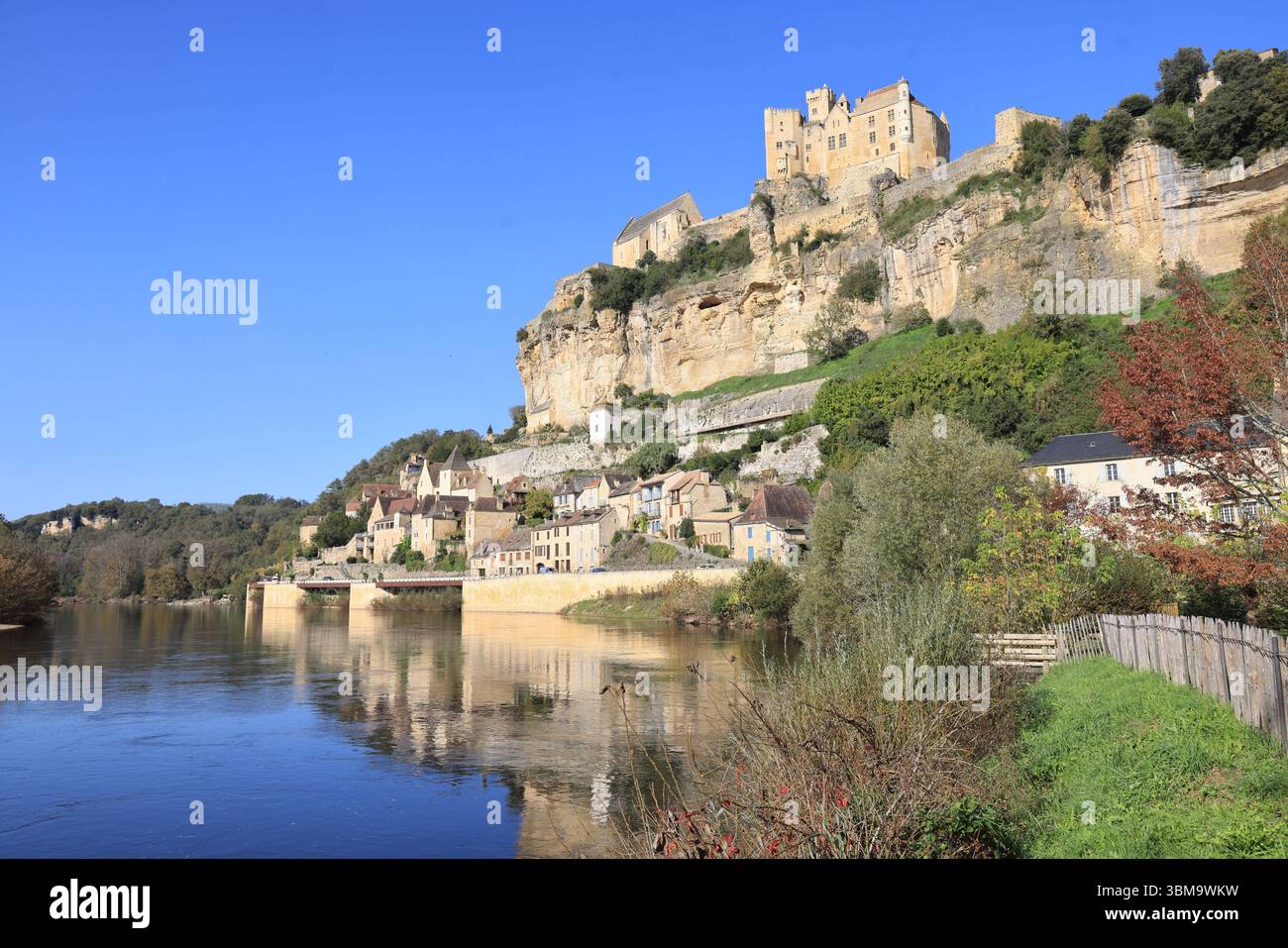 The medieval fortified castle of Beynac in the Dordogne River Valley in the Périgord Noir in southwestern France. Architecture, Middle Ages, Countrysi Stock Photo