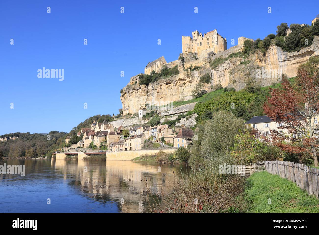 The medieval fortified castle of Beynac in the Dordogne River Valley in the Périgord Noir in southwestern France. Architecture, Middle Ages, Countrysi Stock Photo