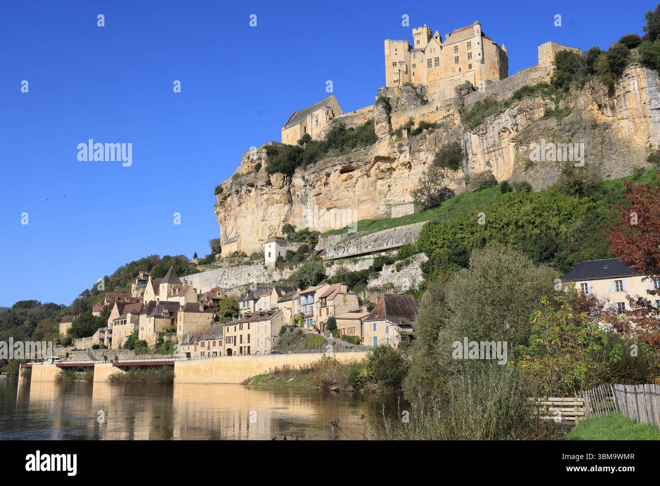 The medieval fortified castle of Beynac in the Dordogne River Valley in the Périgord Noir in southwestern France. Architecture, Middle Ages, Countrysi Stock Photo