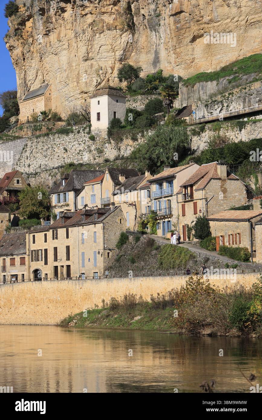 The medieval fortified castle of Beynac in the Dordogne River Valley in the Périgord Noir in southwestern France. Architecture, Middle Ages, Countrysi Stock Photo