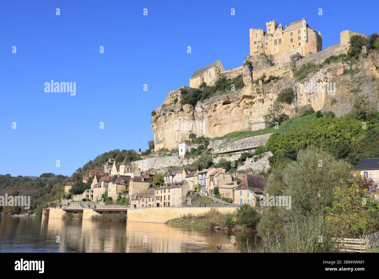 The medieval fortified castle of Beynac in the Dordogne River Valley in the Périgord Noir in southwestern France. Architecture, Middle Ages, Countrysi Stock Photo