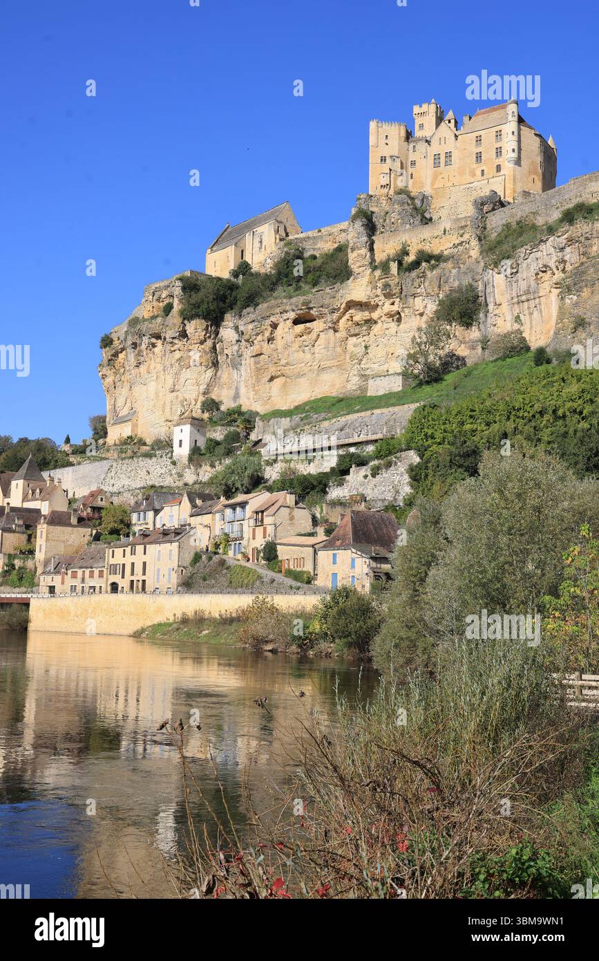 The medieval fortified castle of Beynac in the Dordogne River Valley in the Périgord Noir in southwestern France. Architecture, Middle Ages, Countrysi Stock Photo