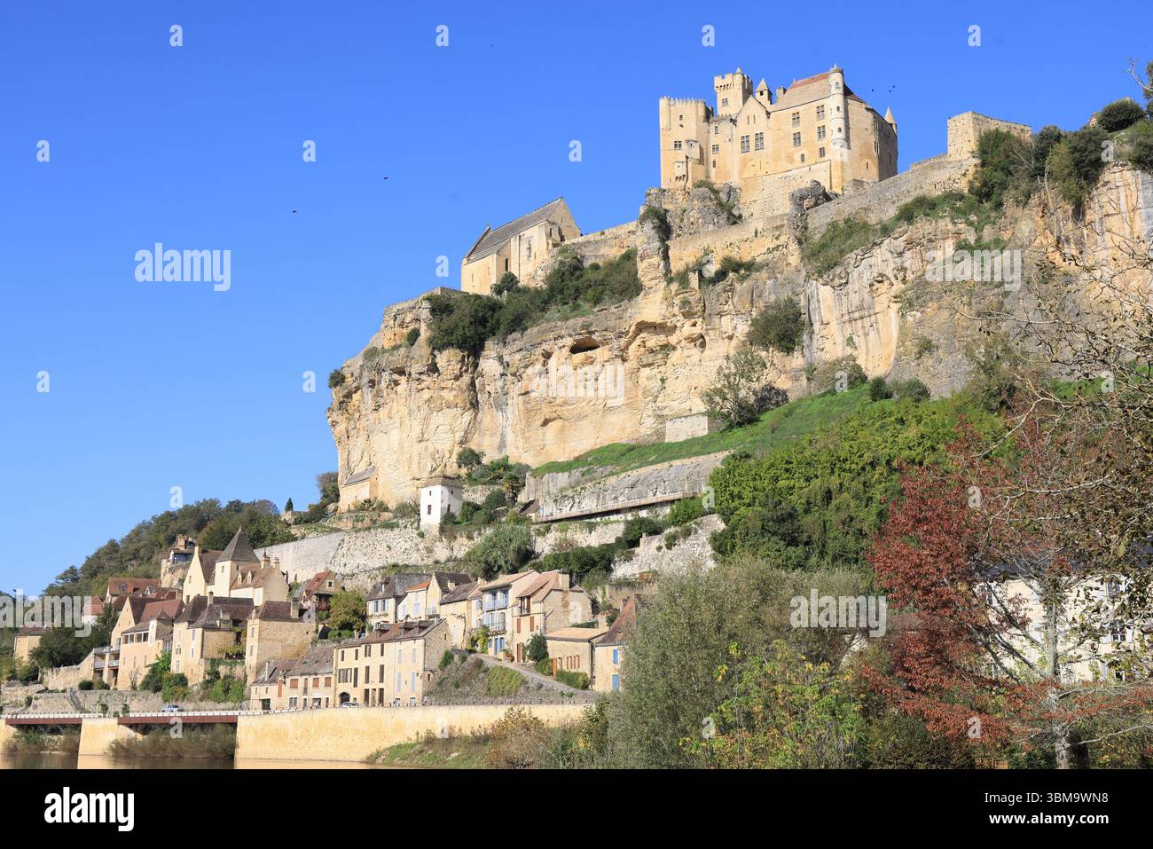 The medieval fortified castle of Beynac in the Dordogne River Valley in the Périgord Noir in southwestern France. Architecture, Middle Ages, Countrysi Stock Photo