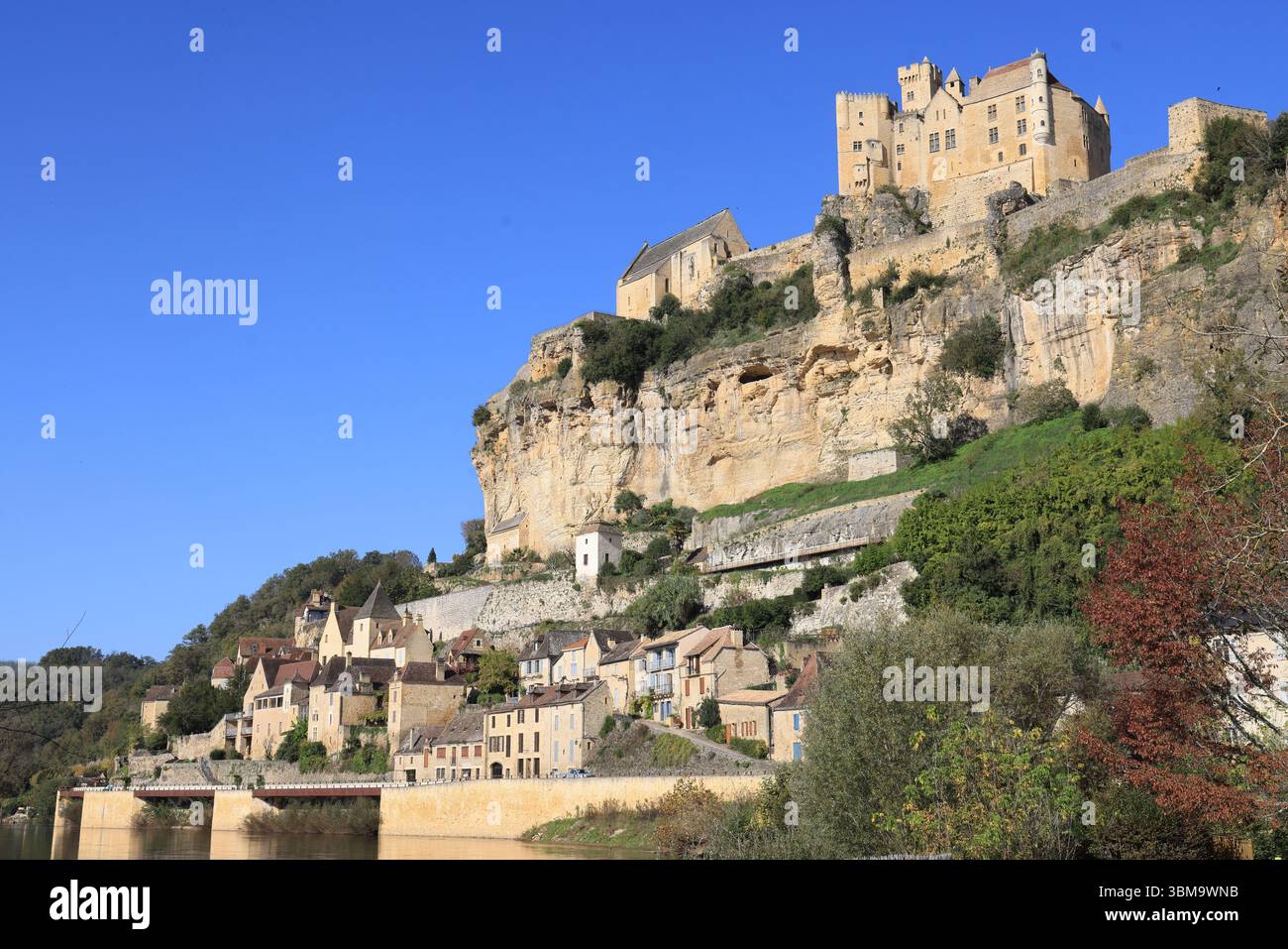 The medieval fortified castle of Beynac in the Dordogne River Valley in the Périgord Noir in southwestern France. Architecture, Middle Ages, Countrysi Stock Photo