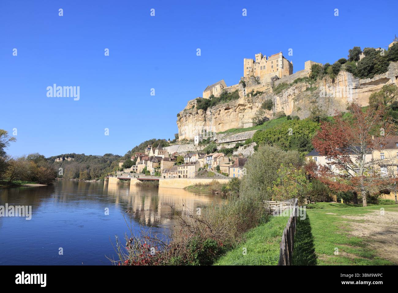 The medieval fortified castle of Beynac in the Dordogne River Valley in the Périgord Noir in southwestern France. Architecture, Middle Ages, Countrysi Stock Photo