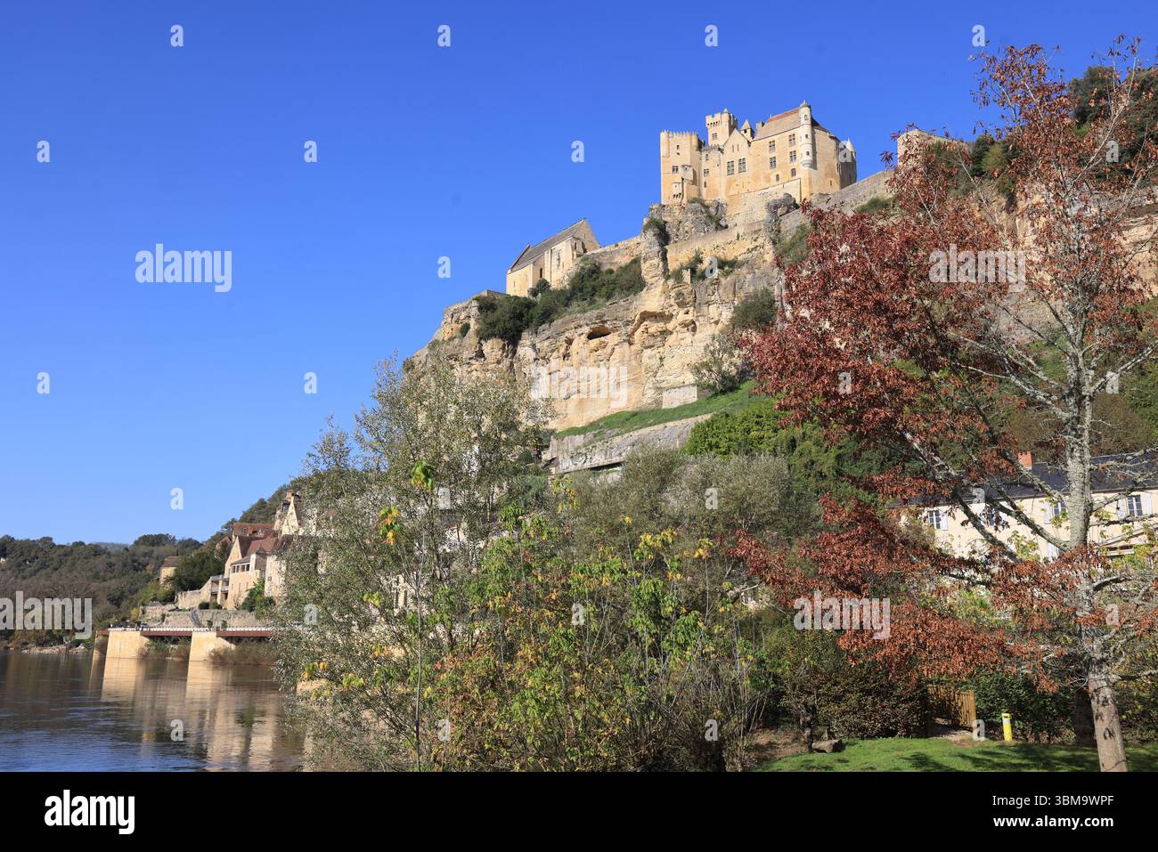 The medieval fortified castle of Beynac in the Dordogne River Valley in the Périgord Noir in southwestern France. Architecture, Middle Ages, Countrysi Stock Photo