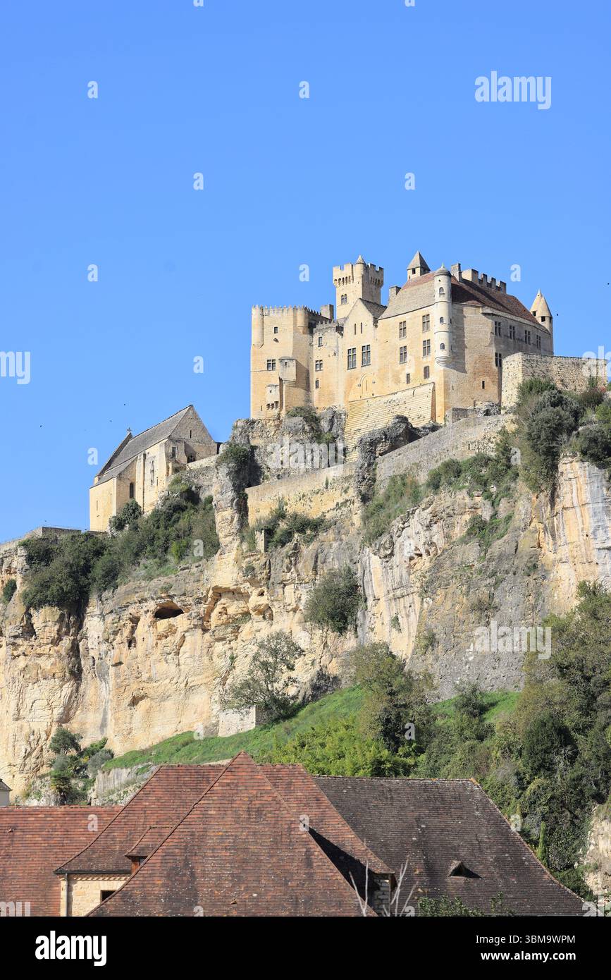 The medieval fortified castle of Beynac in the Dordogne River Valley in the Périgord Noir in southwestern France. Architecture, Middle Ages, Countrysi Stock Photo