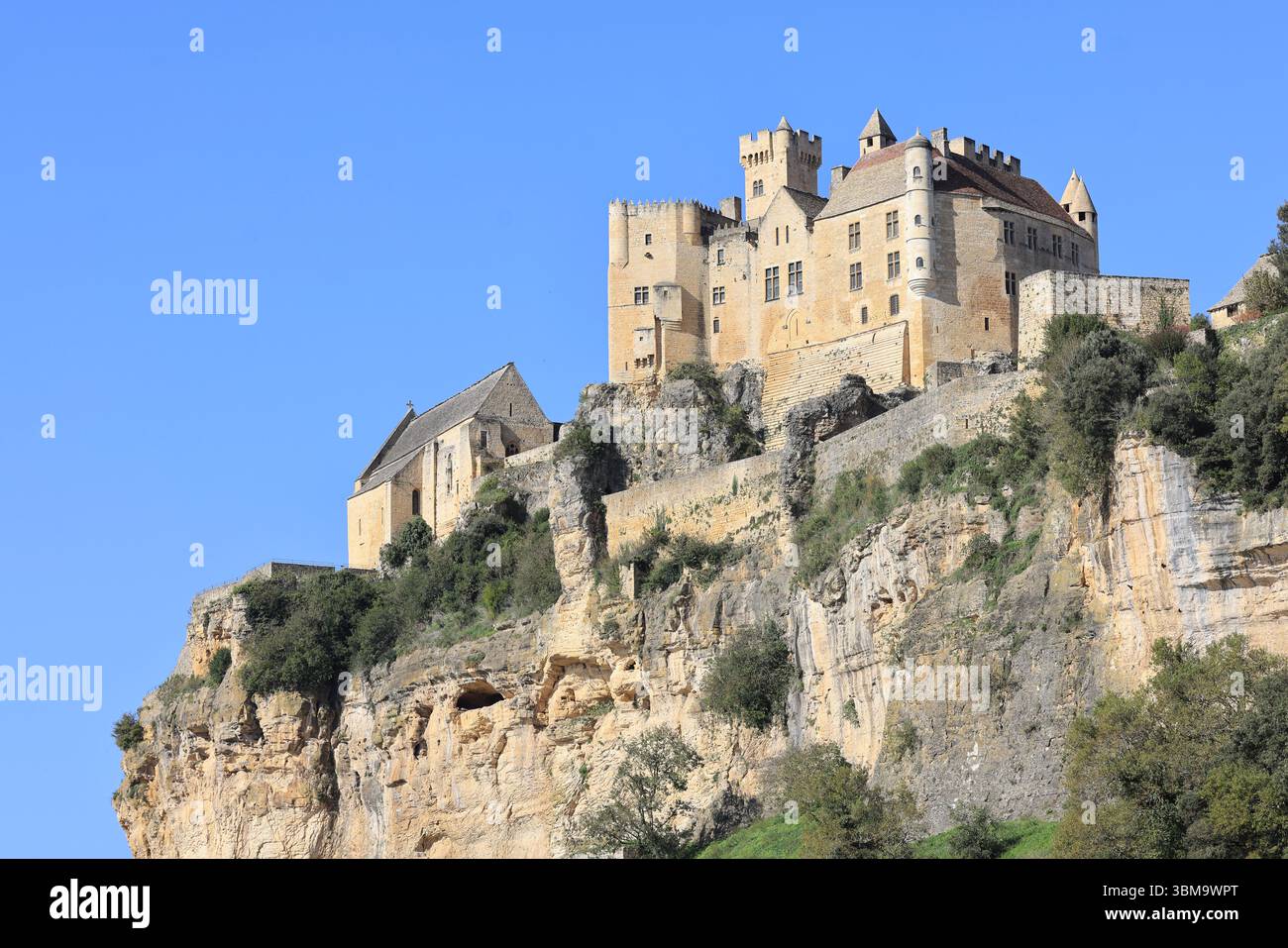 The medieval fortified castle of Beynac in the Dordogne River Valley in the Périgord Noir in southwestern France. Architecture, Middle Ages, Countrysi Stock Photo