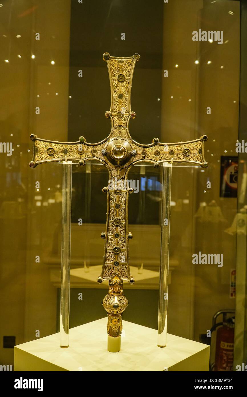 Cross of Cong displayed in the National Museum of Ireland on Kildare Street in Dublin, Ireland. Historic religious artifact. Stock Photo