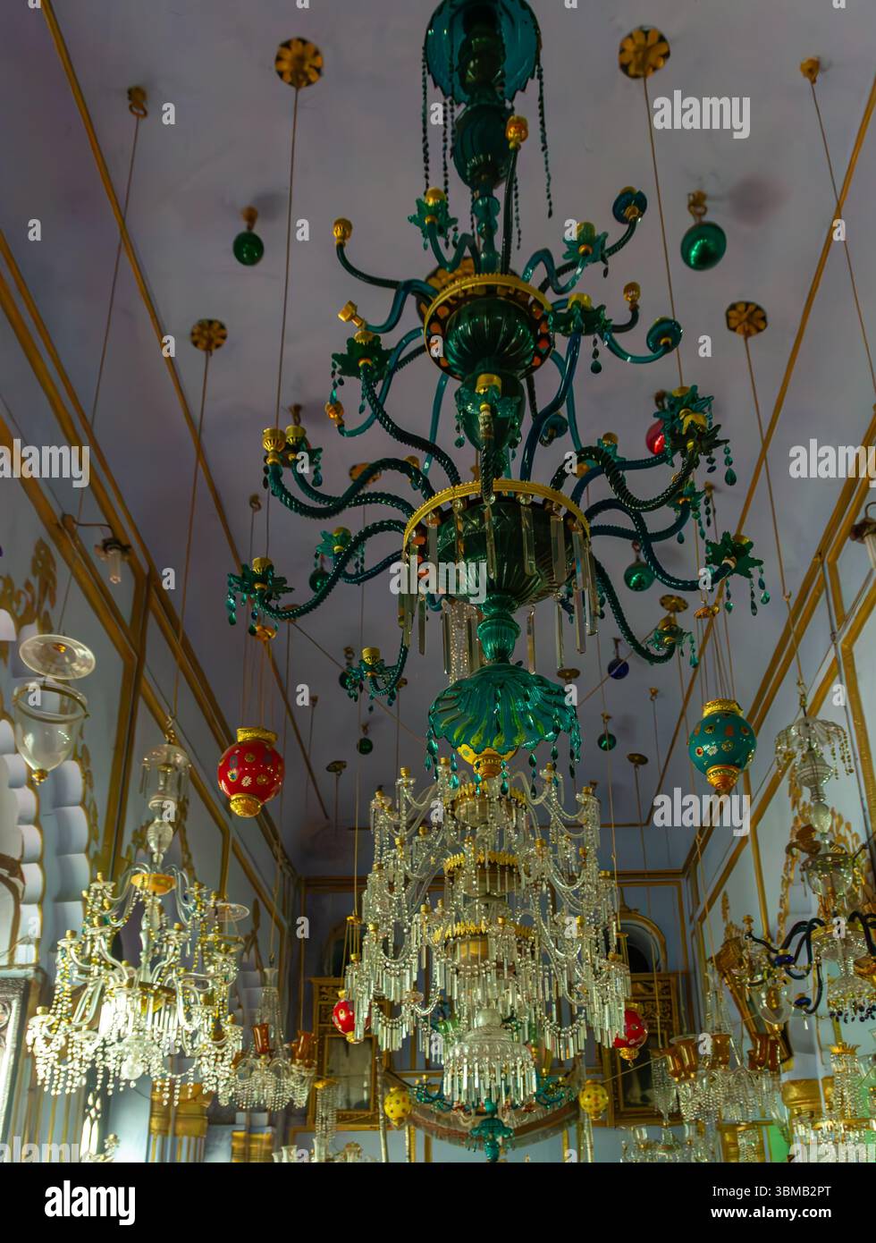 Palace chandeliers hi-res stock photography and images - Alamy