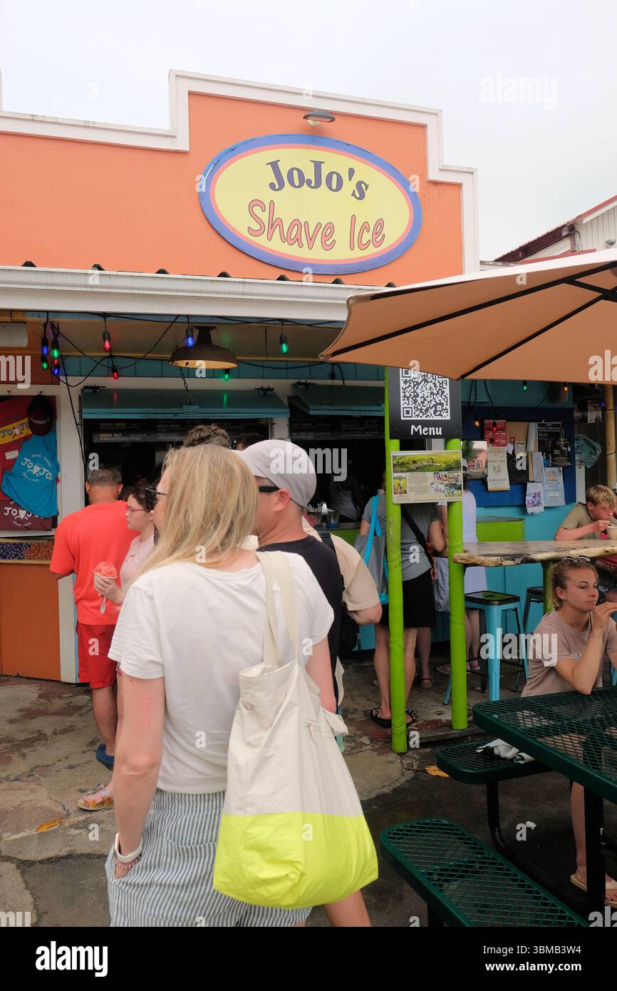 Jojo's Shave Ice in the Ching Young Village Shopping Center in Hanalei, Kauai, Hawaii; customers waiting for fruit flavored frozen desserts. Stock Photo