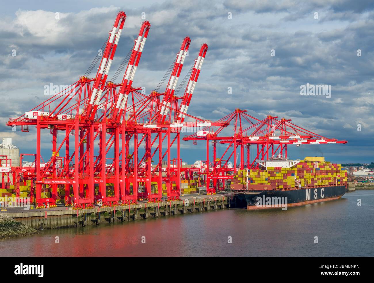 Wolverpool Ship Port of Liverpool, liverpool docks and container unloading. UK import ...