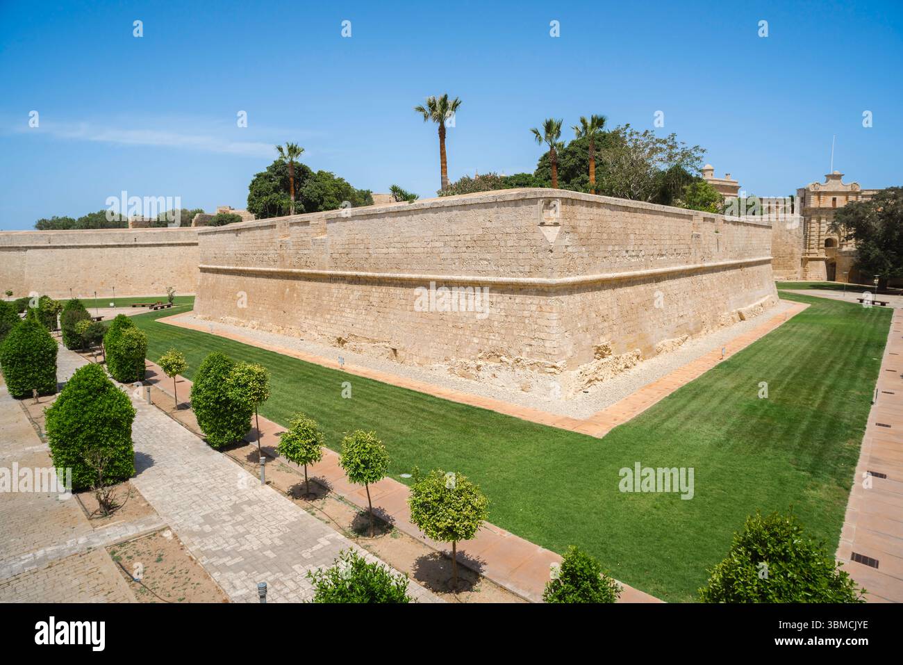 Mdina wall Malta, view in summer of the huge defensive walls of the historic Mdina fort, whose moat now serves as a scenic garden, Rabat, Malta Stock Photo
