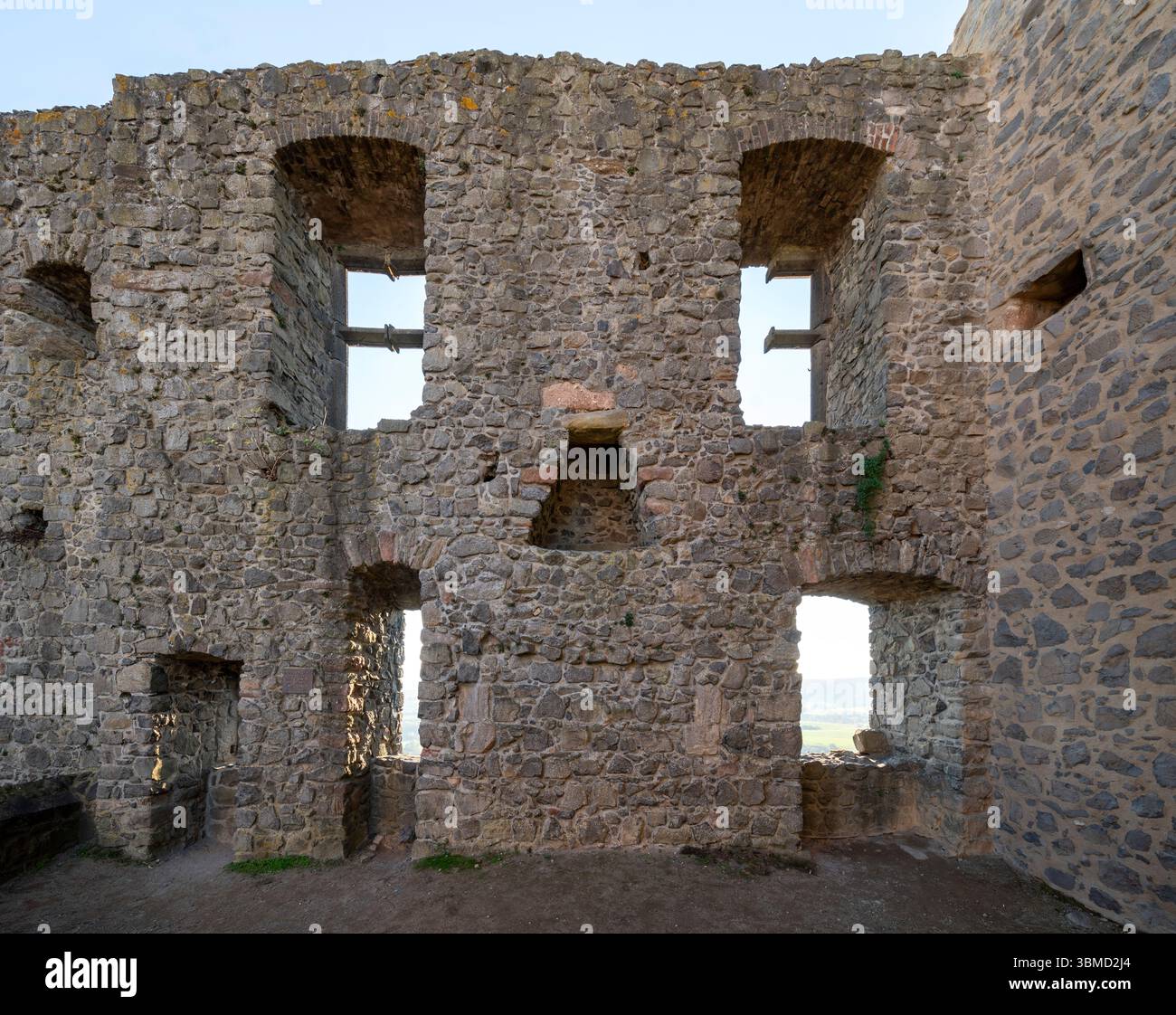 Krofdorf-Gleiberg bei Gießen, Burg Gleiberg, Ruine des Palas, Kemenate mit Kaminrest Stock Photo