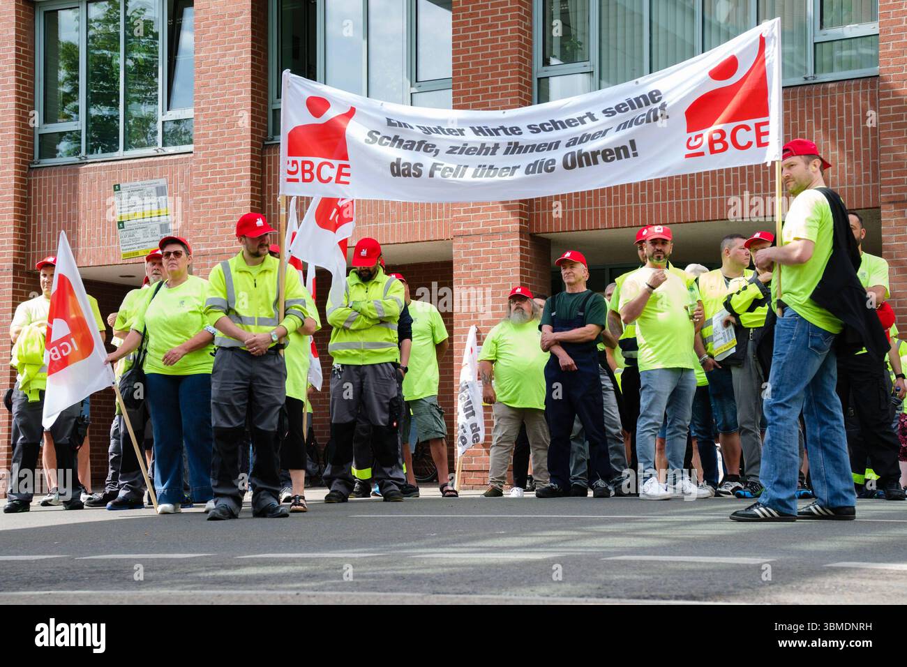 Belegschaft bei Kundgebung UPM Ettringen am 26.06.2025 in 86153 ...