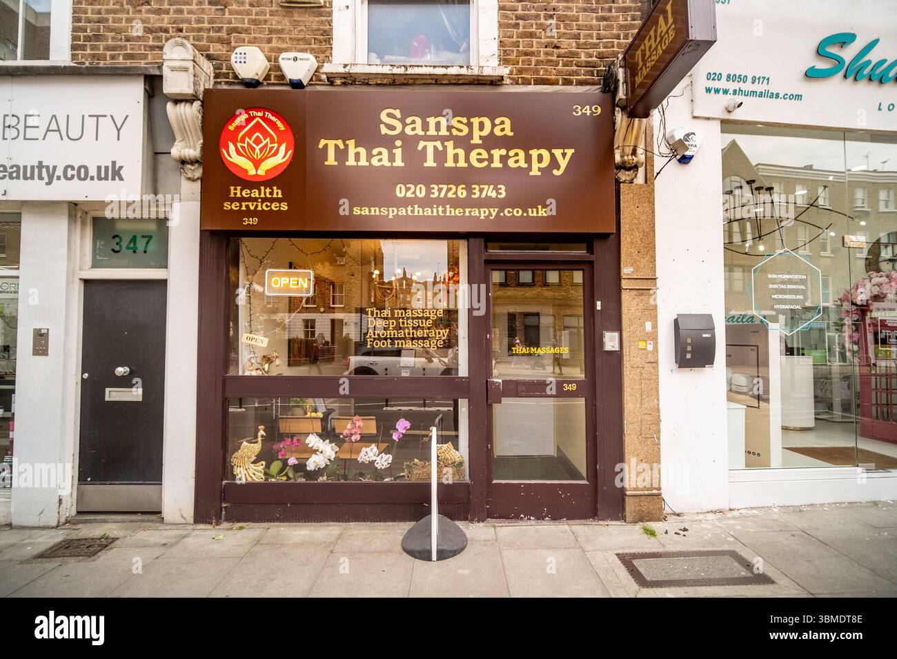 LONDON- JUNE 25, 2025: Sanspa Thai Therapy on Kings Street in Hammersmith Chiswick. Thai health service business Stock Photo