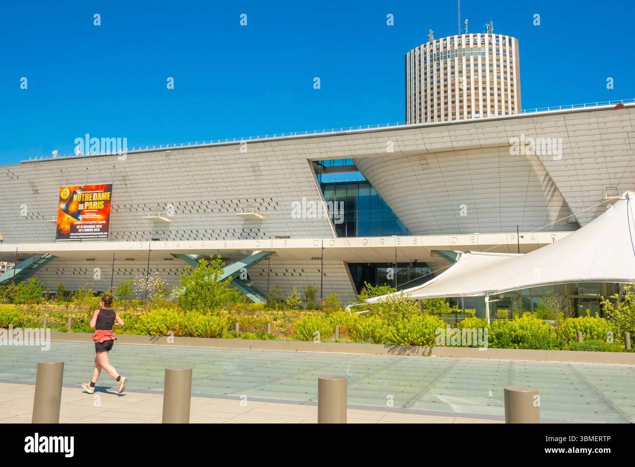 france-paris-la-porte-maillot-renovated-in-2025-the-palais-des
