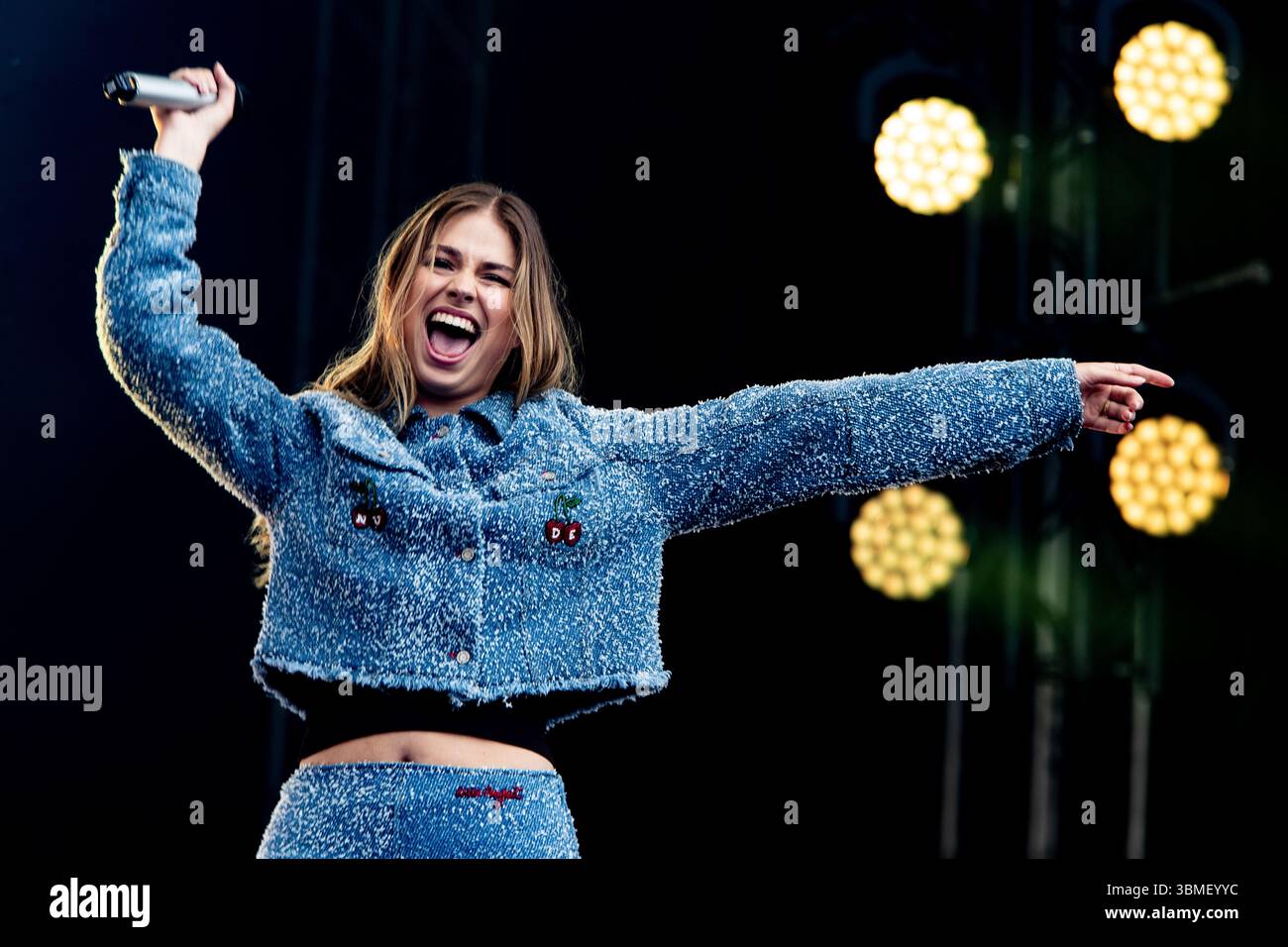scharendijke-singer-roxy-dekker-performs-during-the-first-day-of-the