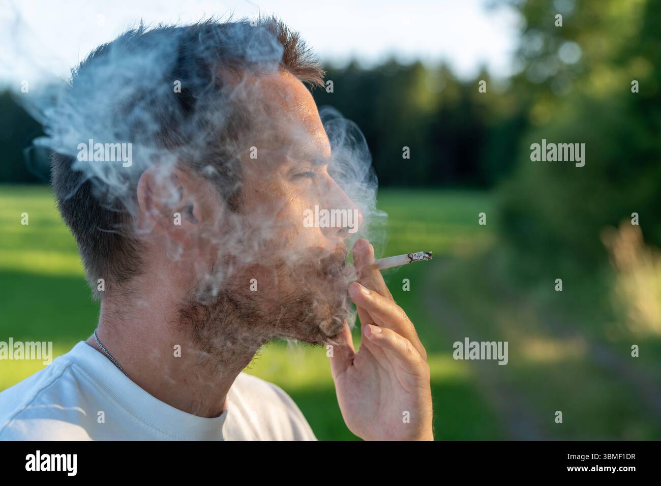Mann mit zigarette hi-res stock photography and images - Alamy