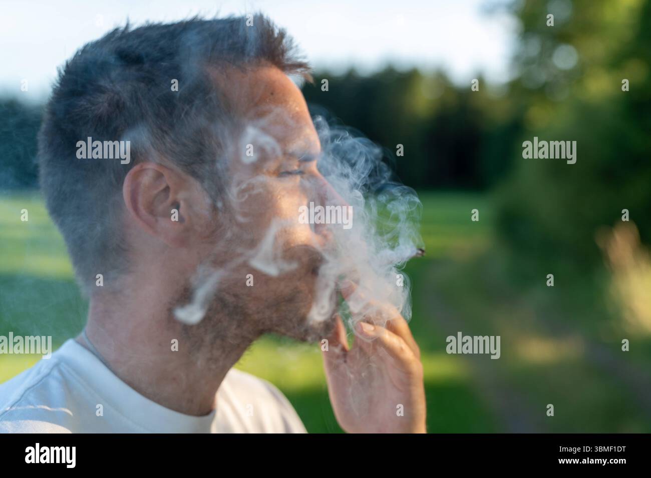 Mann mit zigarette hi-res stock photography and images