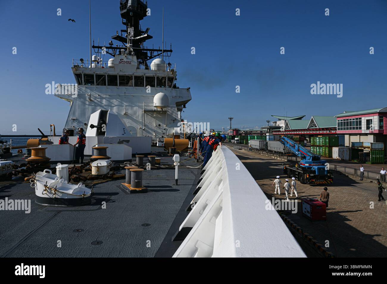 The Legend-class U.S. Coast Guard Cutter Stratton (WMSL 752) departs ...