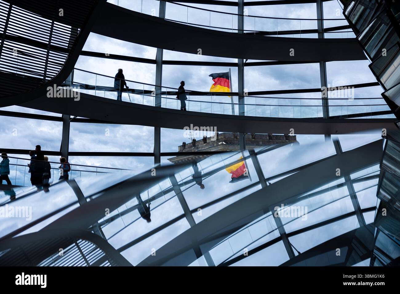glaskuppel-des-deutschen-bundestags-deutschland-berlin-besucher-der