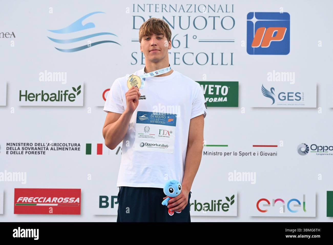 In Match 52 of TATA IPL between RR \u0026 SRH, here is the Herbalife Active  Catch of the Match award winner. Click on the link to watch the award  presentation video: https://t.co/zoXocxka6W #, image size:1300x956