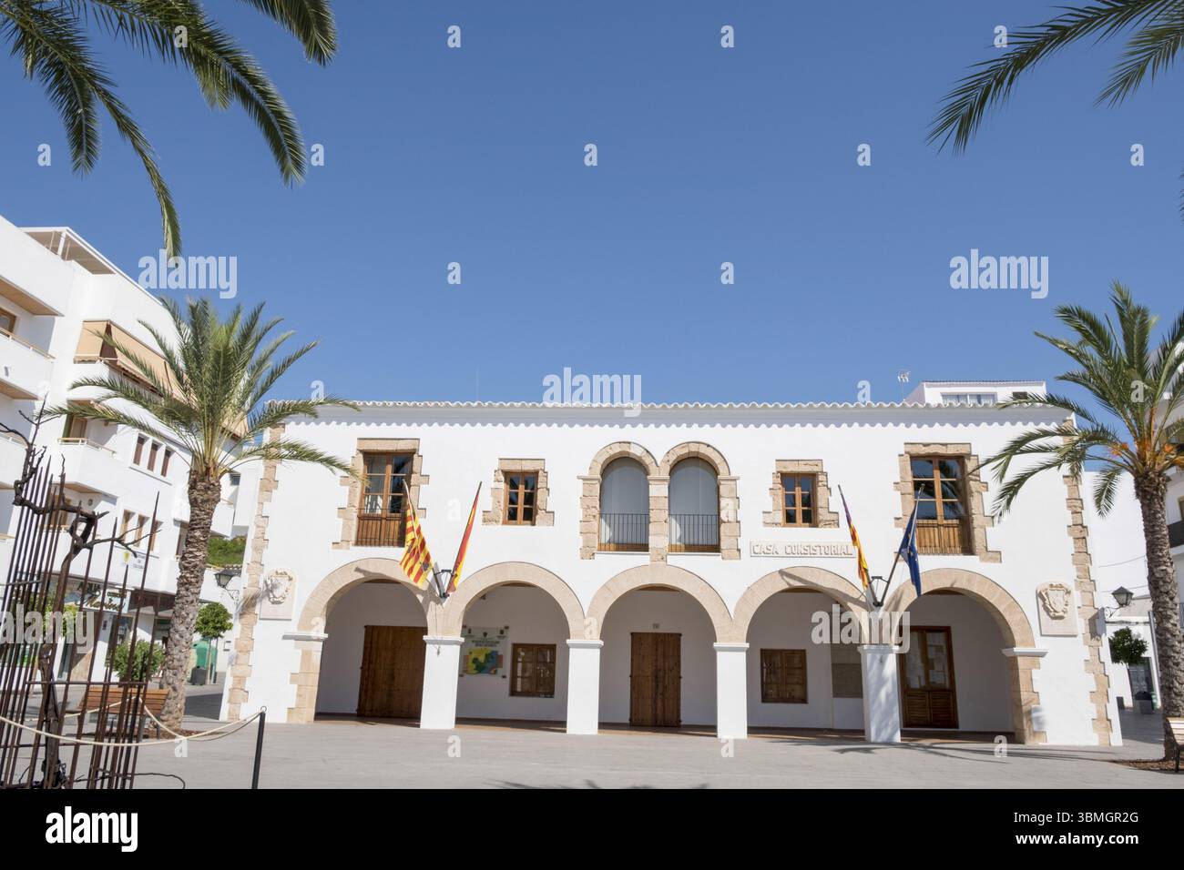 Promenade und Rathaus von S'Alamera, Santa Eularia des Riu, Ibiza ...