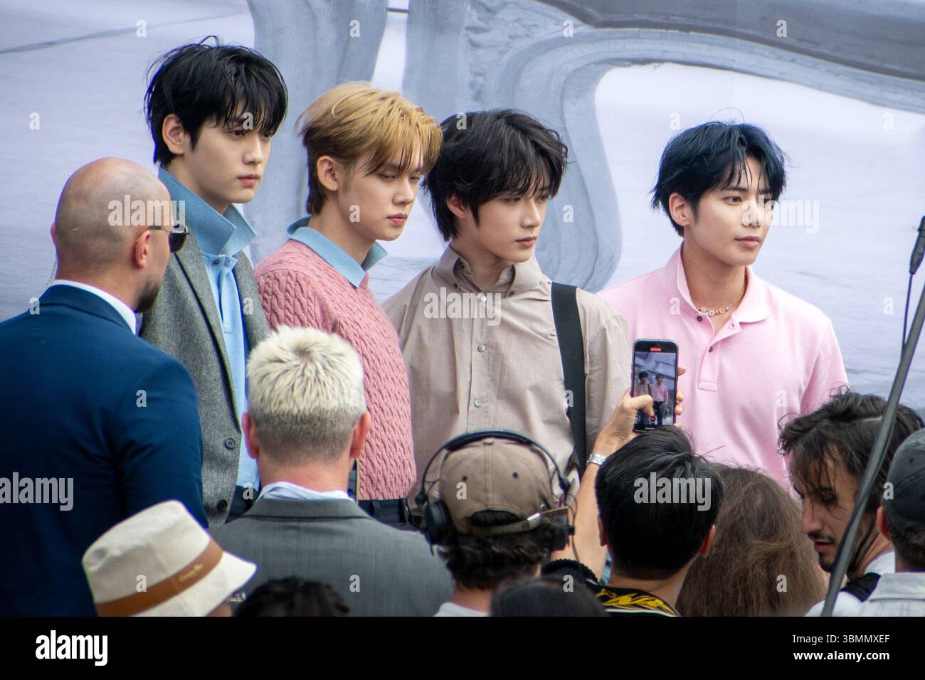 Txt k pop hi-res stock photography and images - Alamy
