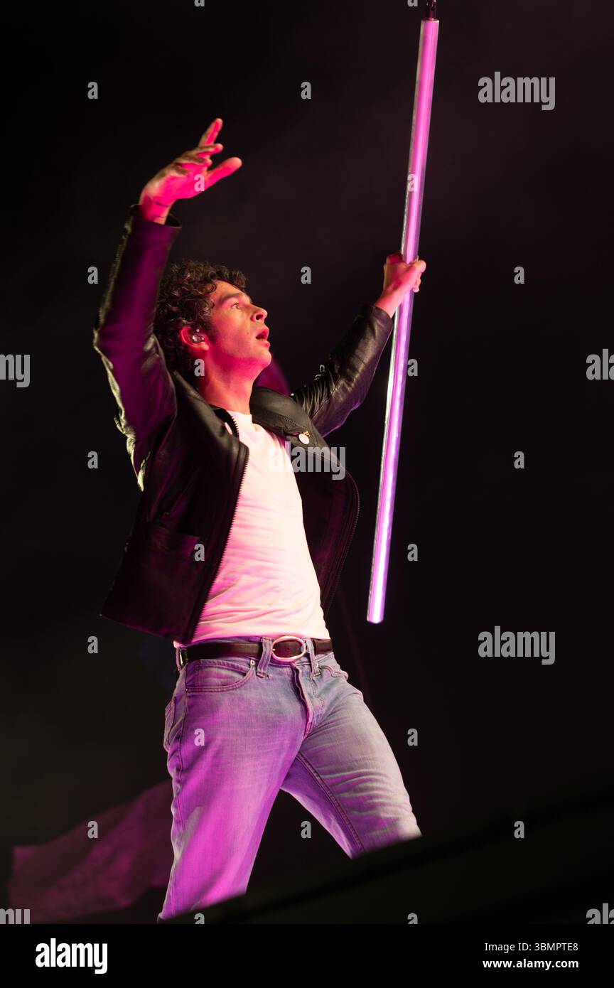 First Class Performance Glastonbury crowd pyramid 2025 hi-res stock photography and images - Alamy