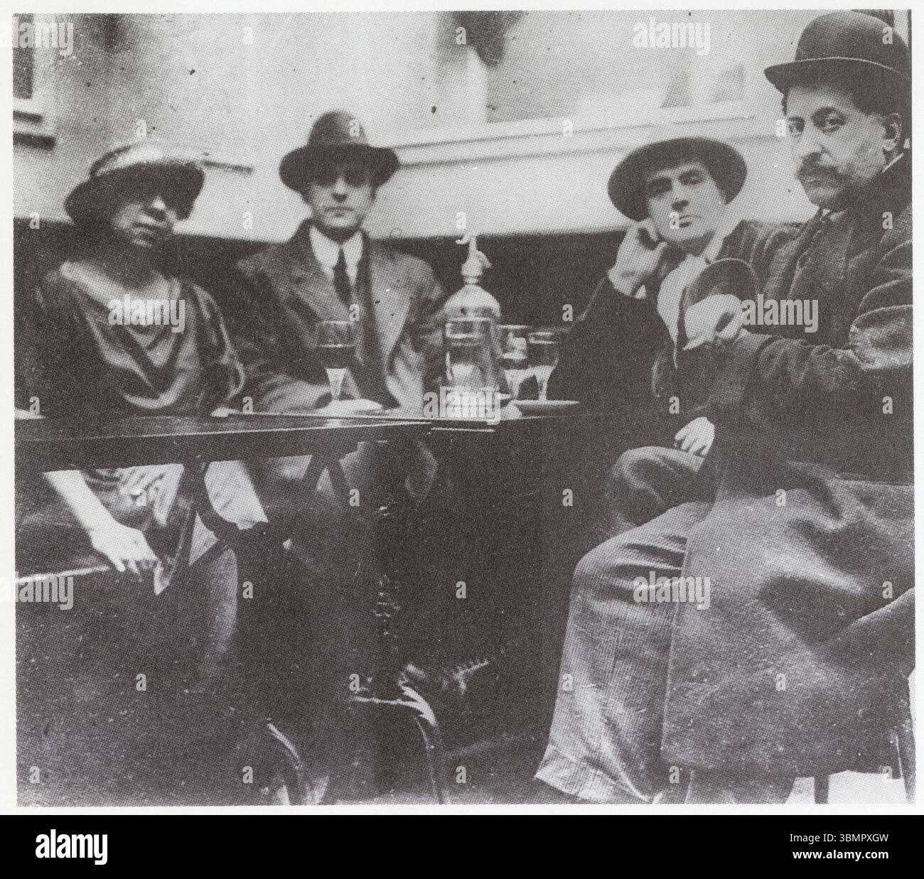 MODIGLIANI ET ADOLPHE BASLER À DROITE. 1914 Stock Photo