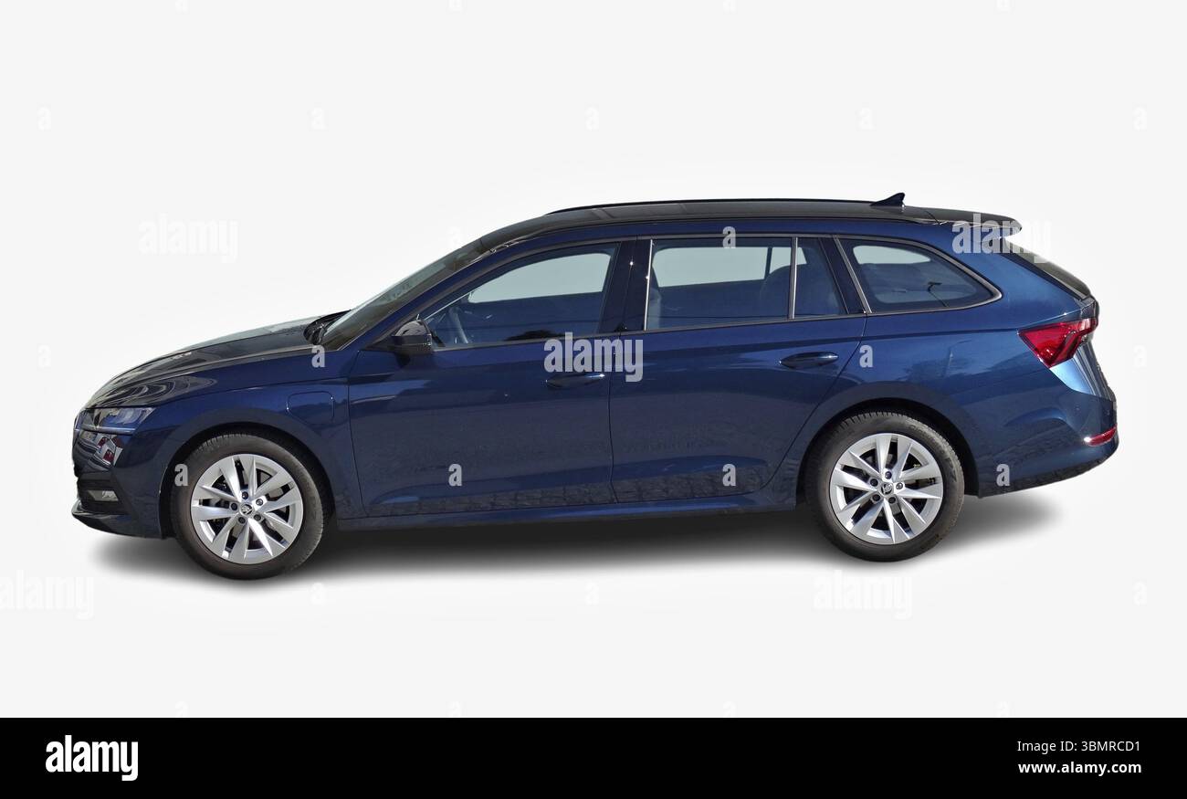 Octavia Practicality Studio shot featuring side view of Skoda Octavia Combi 2023 in Lava ...