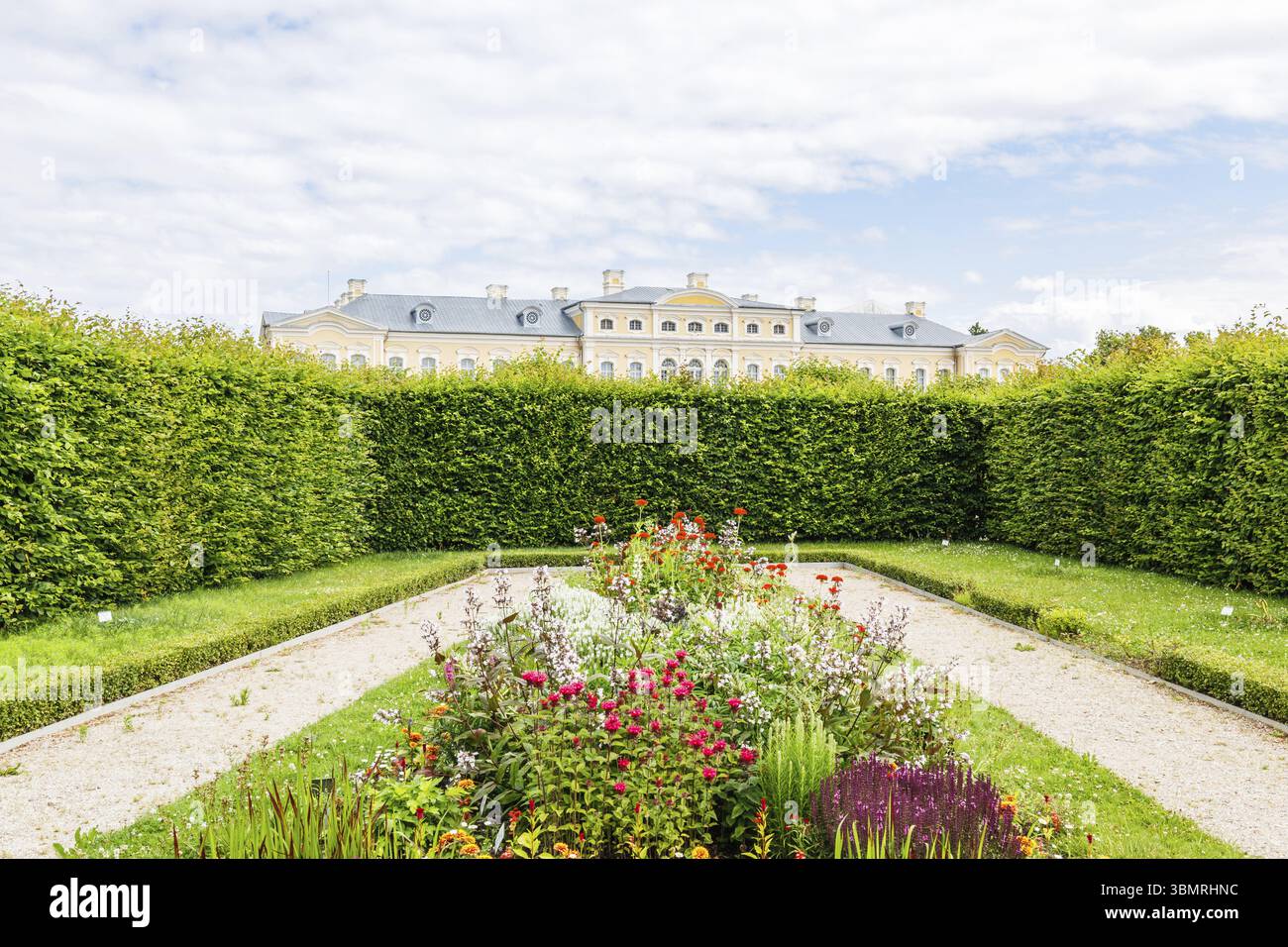 Gaerten von Rundale Palast in Lettland. Beruehmter Attraktionsort fuer Touristen Stock Photo