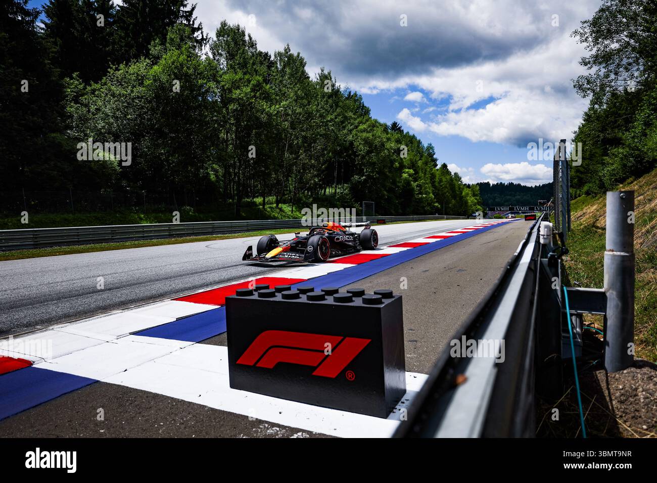 01 VERSTAPPEN Max (nld), Red Bull Racing RB21, action Lego brick brake ...