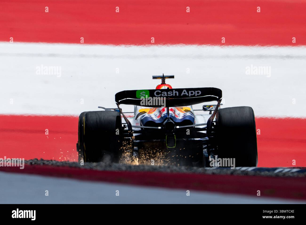 Funken Rings Isack Hadjar (Visa Cash App Racing Bulls F1 Team, Frankreich, #06) im ...