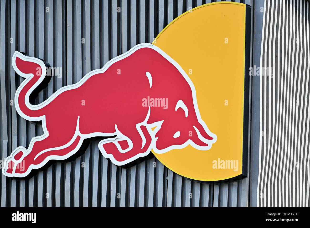 Red bull logo hi-res stock photography and images - Alamy