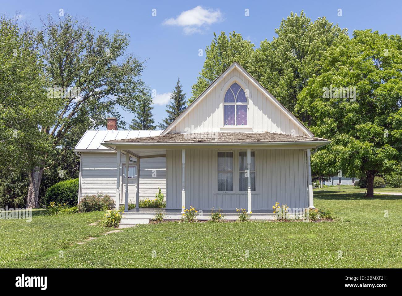 The American Gothic House was featured in the Grant Wood painting ...