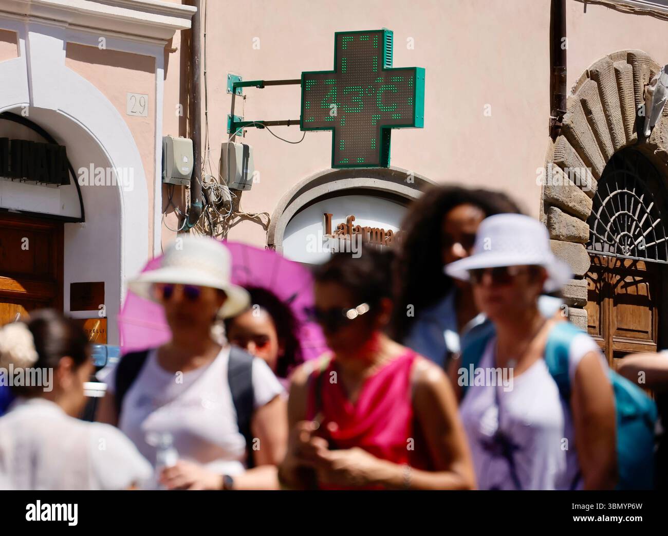 Alte temperature , Termometro Farmacia segna 43 gradi - Roma —Italia ...