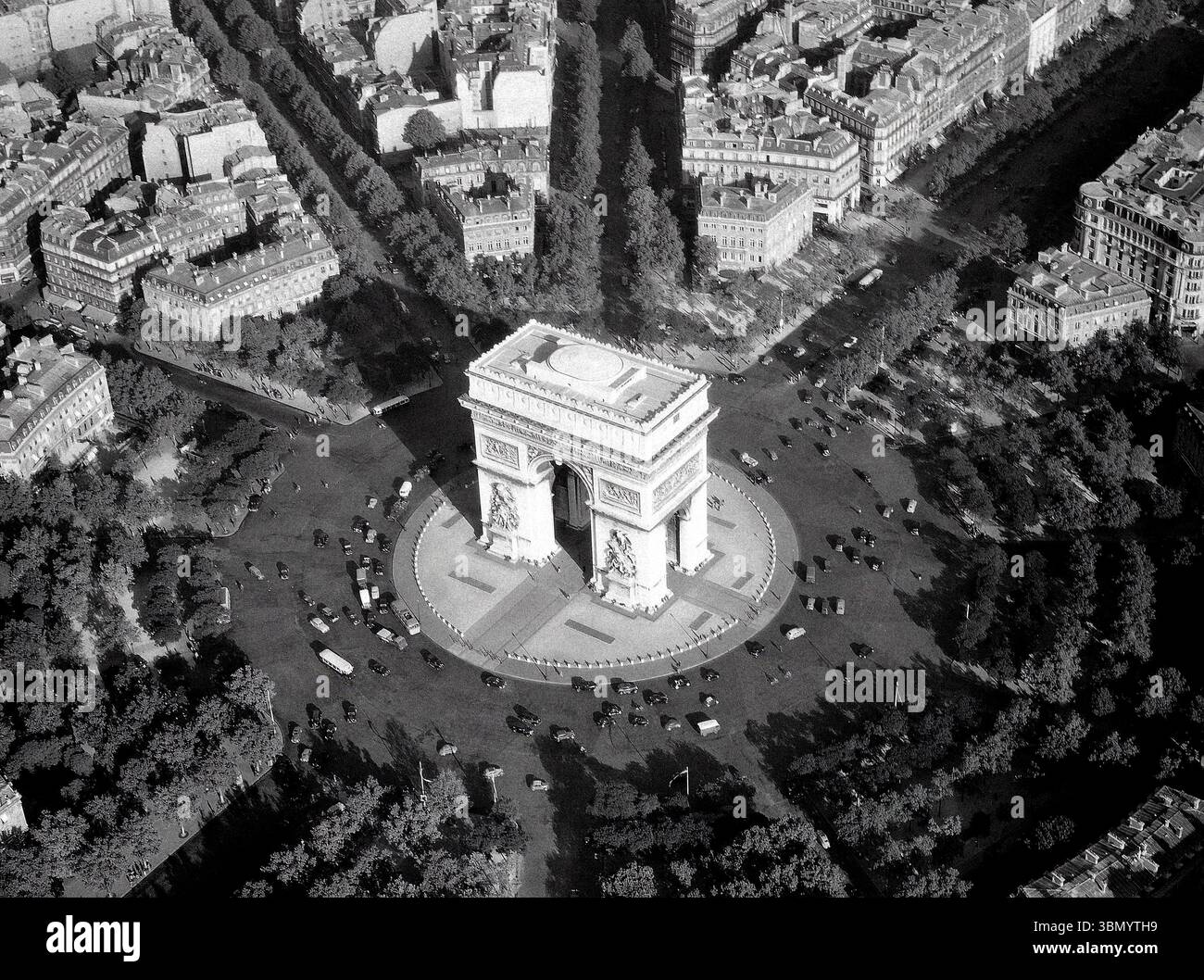 Vue aérienne de Paris : la place de l'Etoile (actuelle place Charles-de-Gaulle), l'arc de triomphe de l'Etoile. 8ème et 16ème arrondissements, Paris France By  Henrard, Roger in 1951 Stock Photo