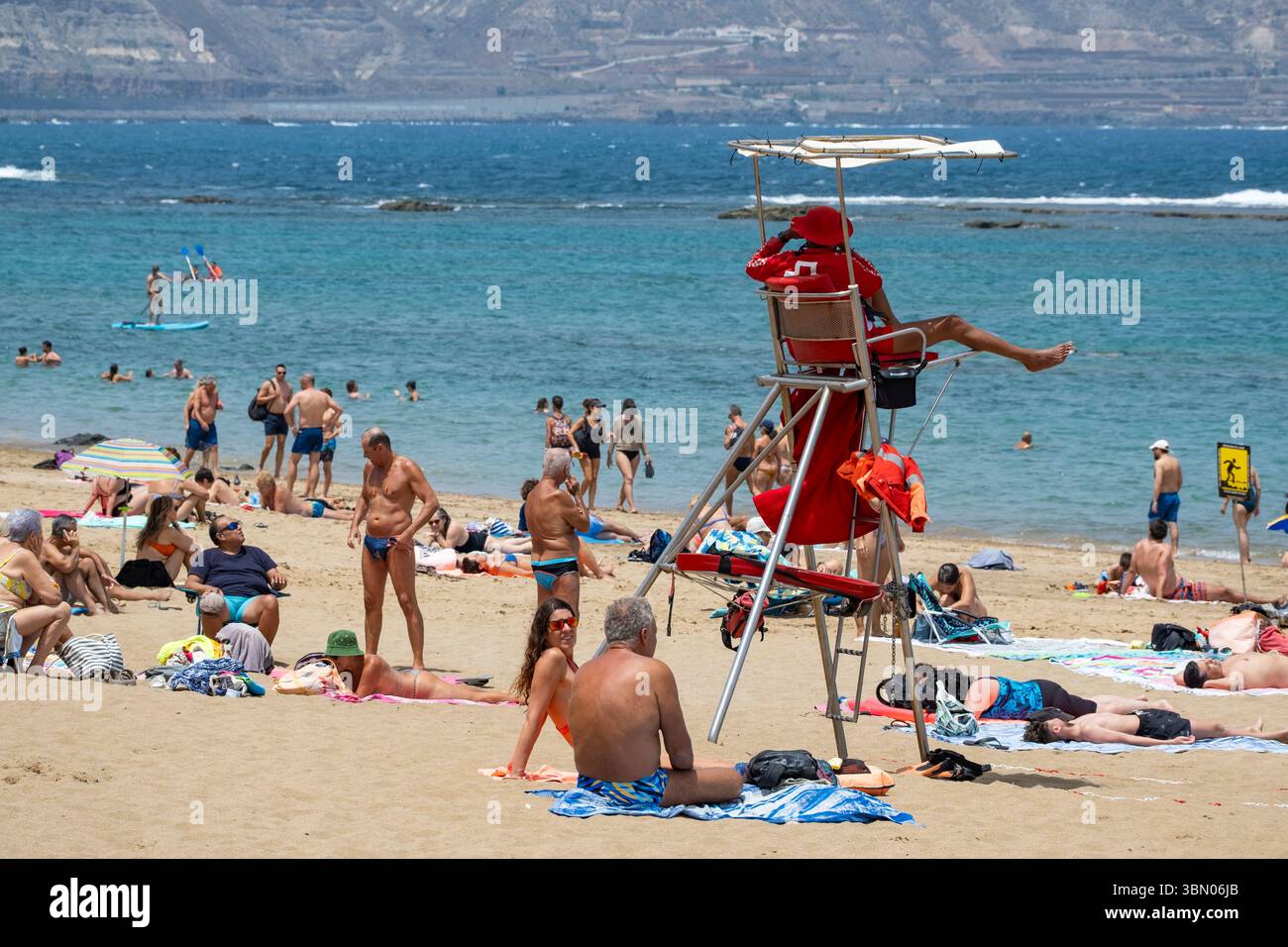 Gran Canaria, Canary Islands, Spain, 29th June 2025. Tourists, many from the UK, basking on the city beach in Las Palmas on Gran Canaria as a warnings for high temperatures are issued across the Canary Islands. The temperature at midnight in the south of Gran Canaria registered 30 degrees Celcius. Credit: Alan Dawson/Alamy Live News Stock Photo