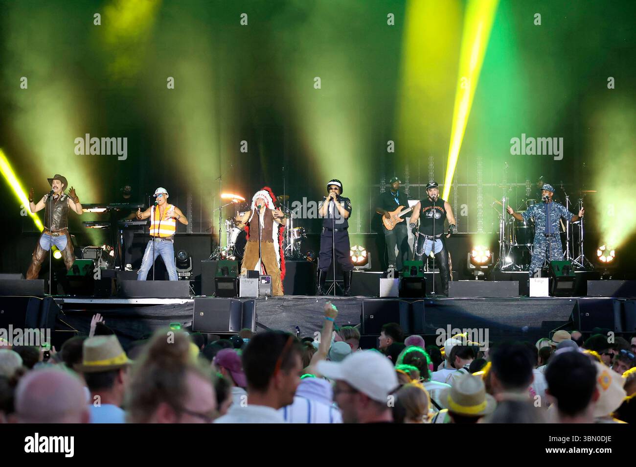 village-people-live-beim-rainbow-festival-2025-am-f-hlinger-see-k-ln