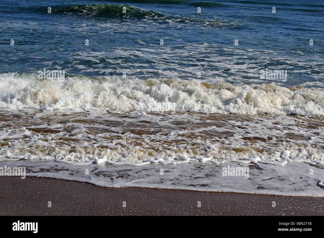 Waves rolling up towards beach hi-res stock photography and images - Alamy